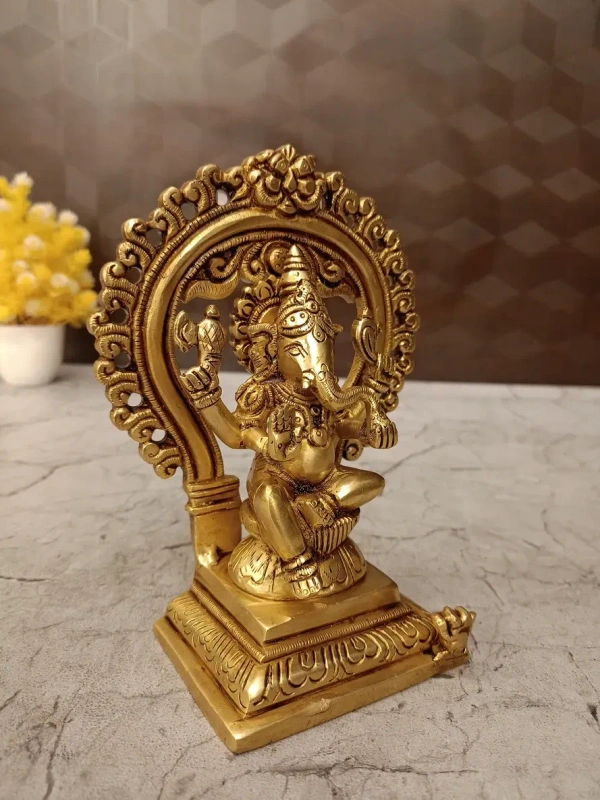 DecorsOne Brass Super Fine ganesha With Design Arch Idol 6"