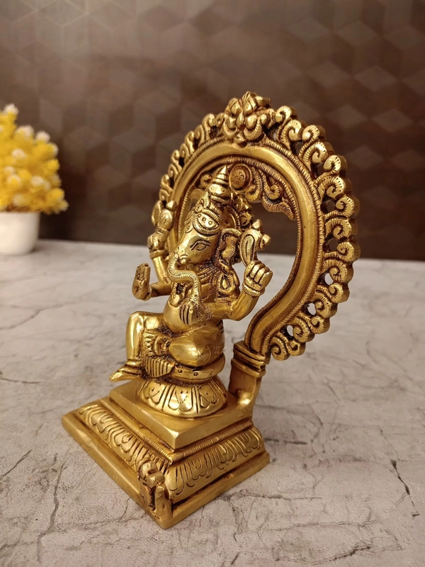DecorsOne Brass Super Fine ganesha With Design Arch Idol 6"