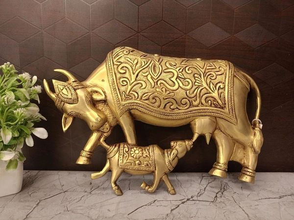 DecorsOne Brass Cow And Calf Wall Mount 8″