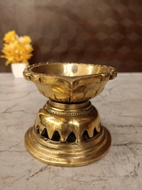 DecorsOne Brass Lotus Base Single Face Diya 4"