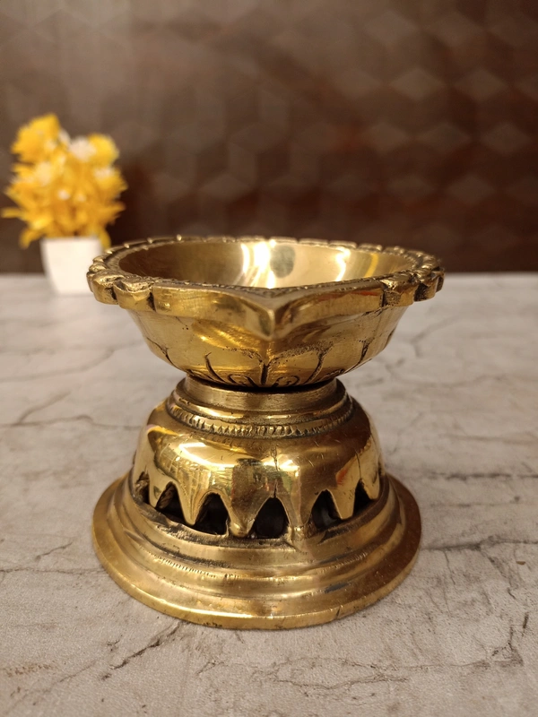 DecorsOne Brass Lotus Base Single Face Diya 4"