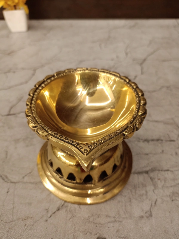 DecorsOne Brass Lotus Base Single Face Diya 4"
