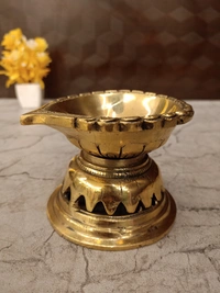 DecorsOne Brass Lotus Base Single Face Diya 4"