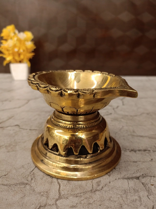 DecorsOne Brass Lotus Base Single Face Diya 4"