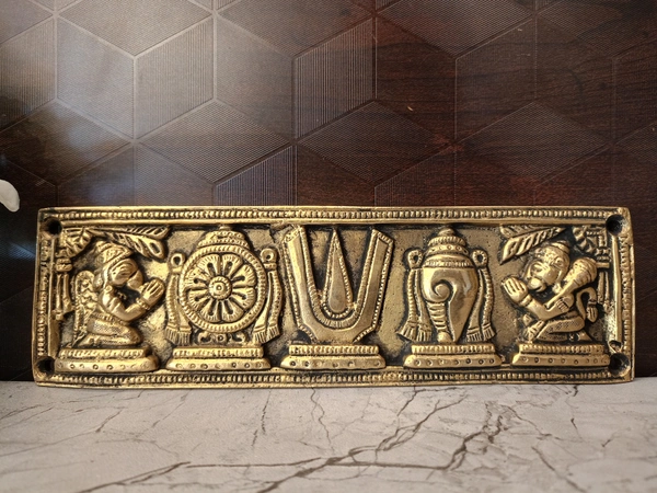 DecorsOne Brass Sangu Chakra Namam Plate 3"