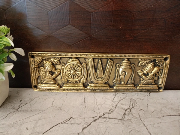 DecorsOne Brass Sangu Chakra Namam Plate 3"