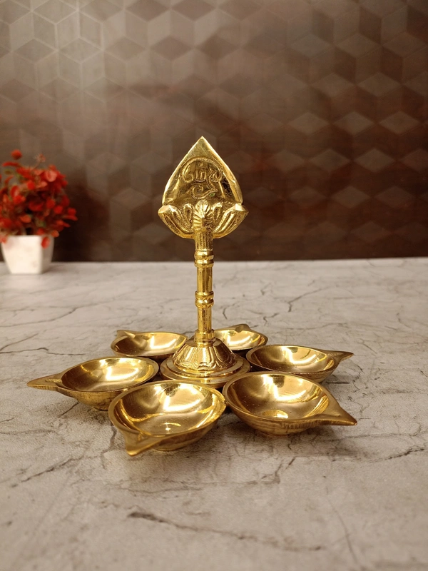 DecorsOne Brass Vell With Sex Diyas 5"