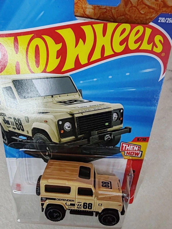 HOTWHEELS Hot Wheels 1:64 Scale | LAND ROVER DEFENDER 90 | Then and Now | cream | 5/10 | 210/250