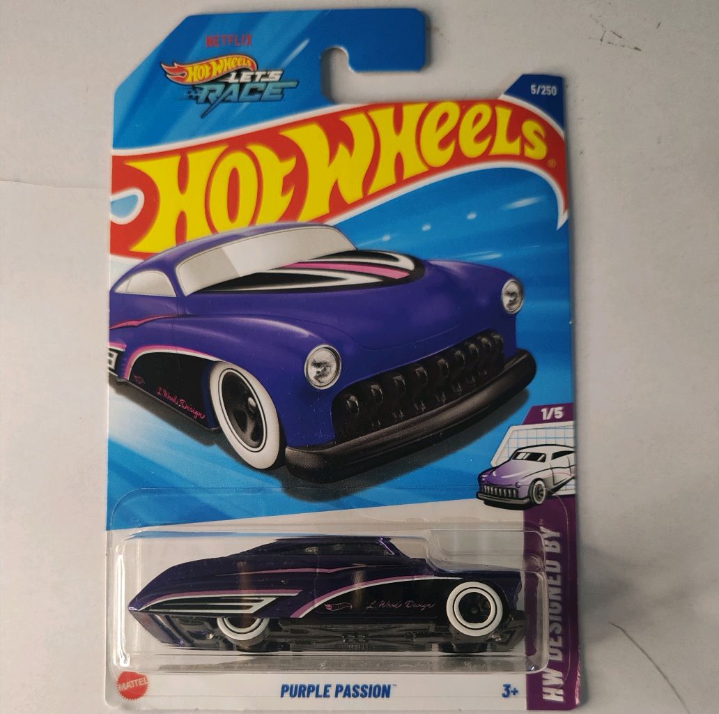 Hot Wheels Purple Passion – 1:64, Violett Metallic, Short Card, HW Designed Series
