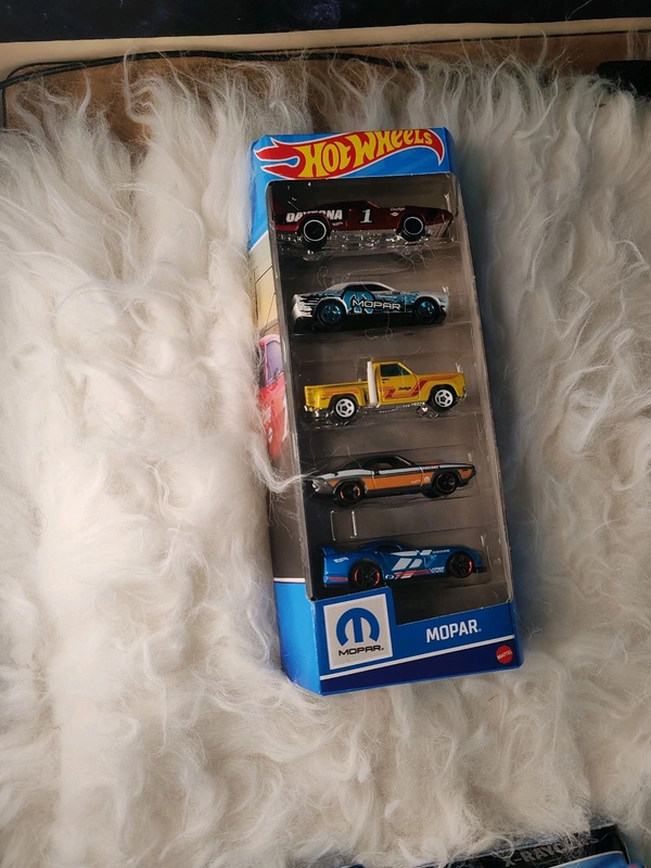 Hot Wheels Car Mopar Pack of 5 (2008 Dodge Challenger SRT8 | 1970 Dodge Hemi Challenger | Dodge Viper GTS R | 1978 Dodge LI'L Red Express Truck | 1969 Dodge Charger Daytona )