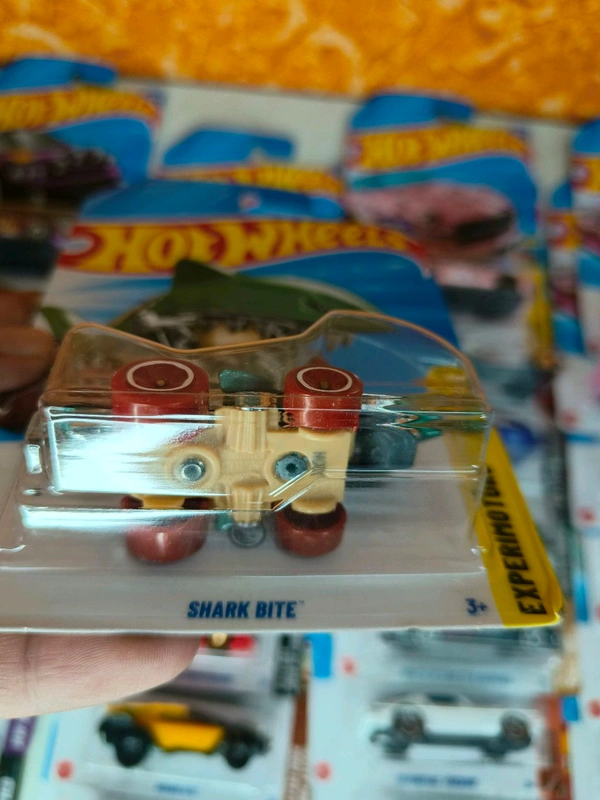 Hot Wheels 1:64 Scale | SHARK BITE | Experimotors | Green | Case M | 229/250 Treasure Hunt