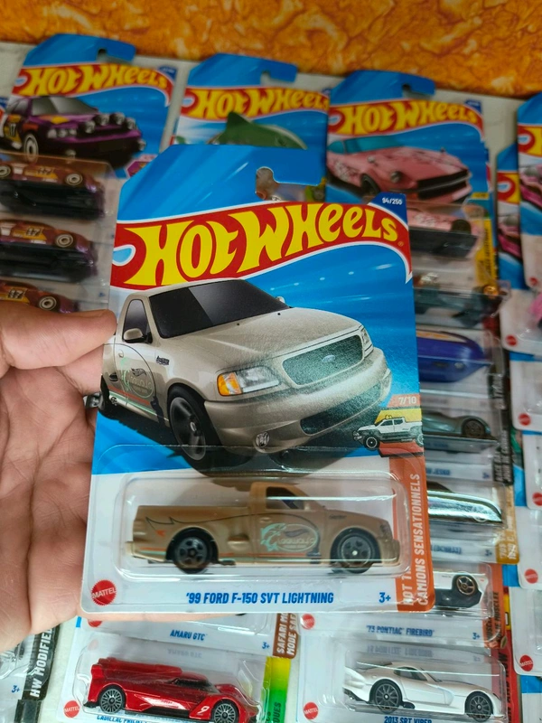 Hot Wheels 1:64 Scale | '99 FORD F-150 SVT LIGHTNING | Hot Trucks | Cream | Case M | 94/250