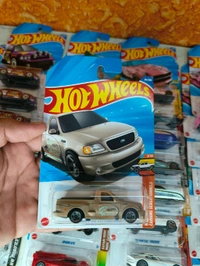 Hot Wheels 1:64 Scale | '99 FORD F-150 SVT LIGHTNING | Hot Trucks | Cream | Case M | 94/250