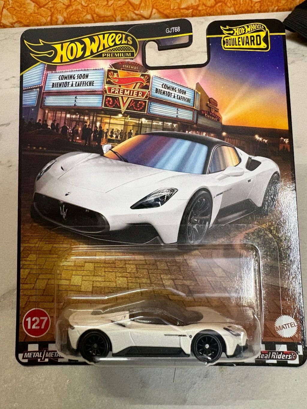 Hot Wheels Maserati MC20 - Série Boulevard Premium, échelle 1:64, Couleur Blanche, Modèle 2025