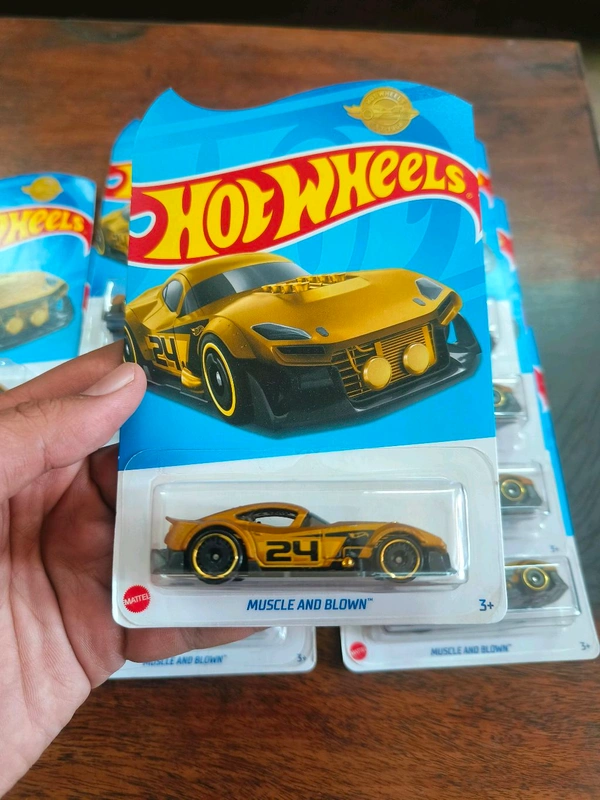 Hot Wheels MUSCLE AND BLOWN | Metalflake Gold |