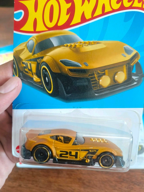 Hot Wheels MUSCLE AND BLOWN | Metalflake Gold |