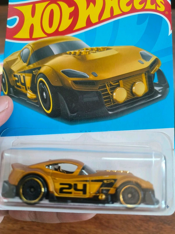 Hot Wheels MUSCLE AND BLOWN | Metalflake Gold |