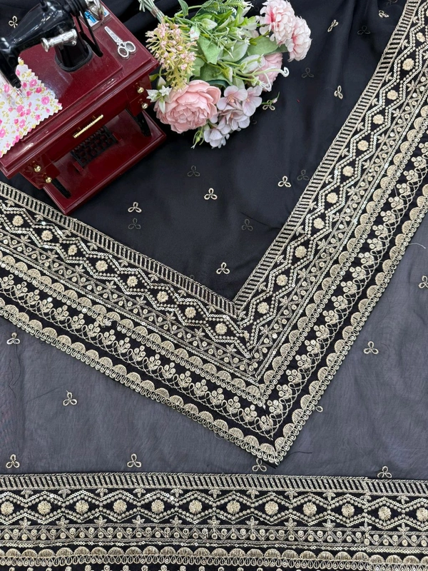 ✨ Designer Saree – Elegance Redefined
