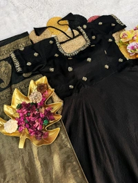 *Gown*
👉🏿Gown Fabric : Vichitra Silk
👉🏿Gown Work : Maggam / Hand Work - xl