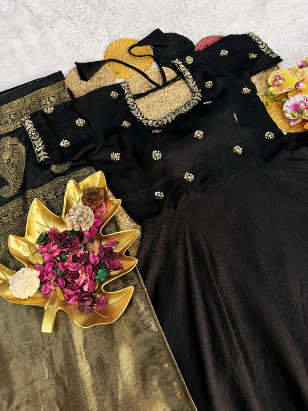 *Gown*
👉🏿Gown Fabric : Vichitra Silk
👉🏿Gown Work : Maggam / Hand Work - xl