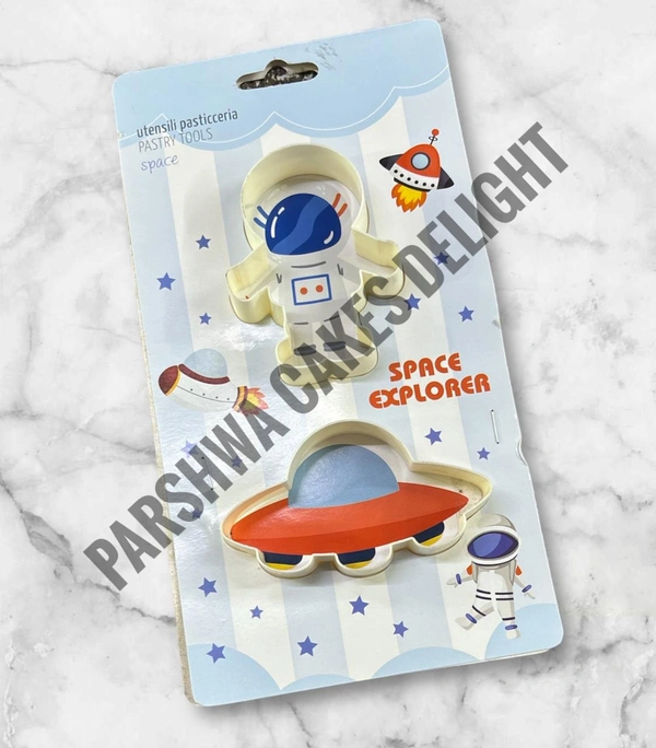 Plastic Astronaut & Space Cutter - 2 Pcs Pack