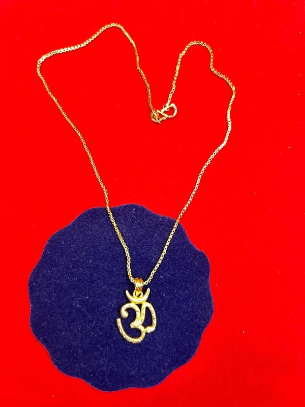 Gold plated pendal set om locket 