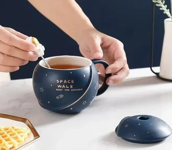 NOSCOMP Astronaut Coffee Mug with Lid & Spoon| Embossed Planet Mug | Space Mug, Ceramic, 3D Creative Astronaut Universe Planet | Leak Proof | Portable (Astronaut - Dark Blue, Capacity - 400 ML)