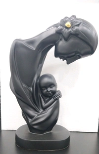Mother child loving statue
