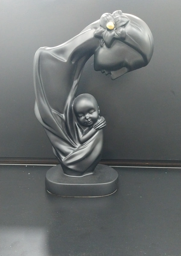 Mother child loving statue
