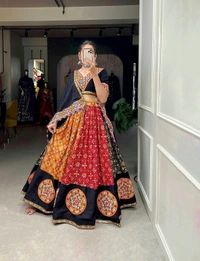 Gets in the spirit of Navratri by approach with this beyond gorgeous chaniya cholis.💃...