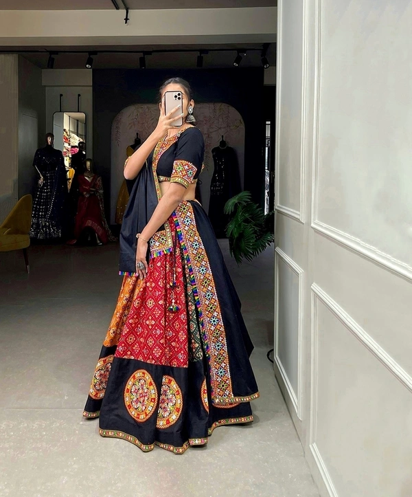 Gets in the spirit of Navratri by approach with this beyond gorgeous chaniya cholis.💃...
