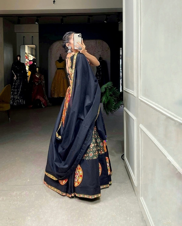 Gets in the spirit of Navratri by approach with this beyond gorgeous chaniya cholis.💃...