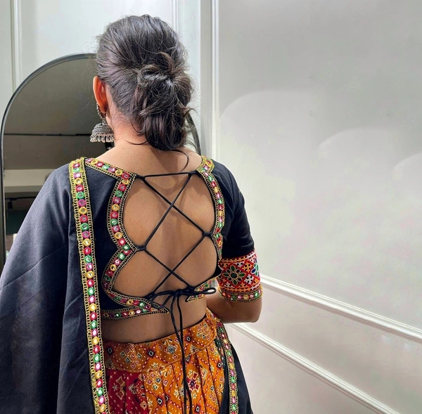 Gets in the spirit of Navratri by approach with this beyond gorgeous chaniya cholis.💃...