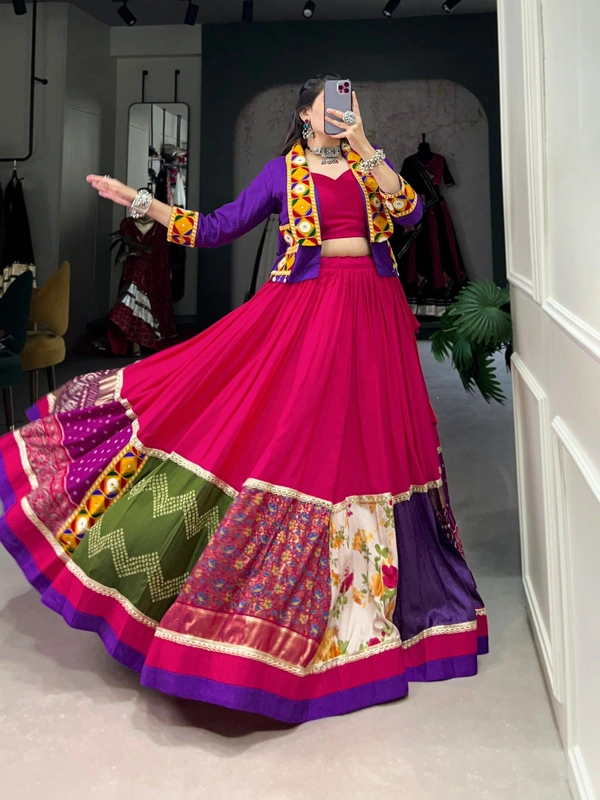 There sense of magic in Navratri with this lehenga ❤️💚