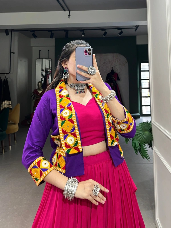 There sense of magic in Navratri with this lehenga ❤️💚
