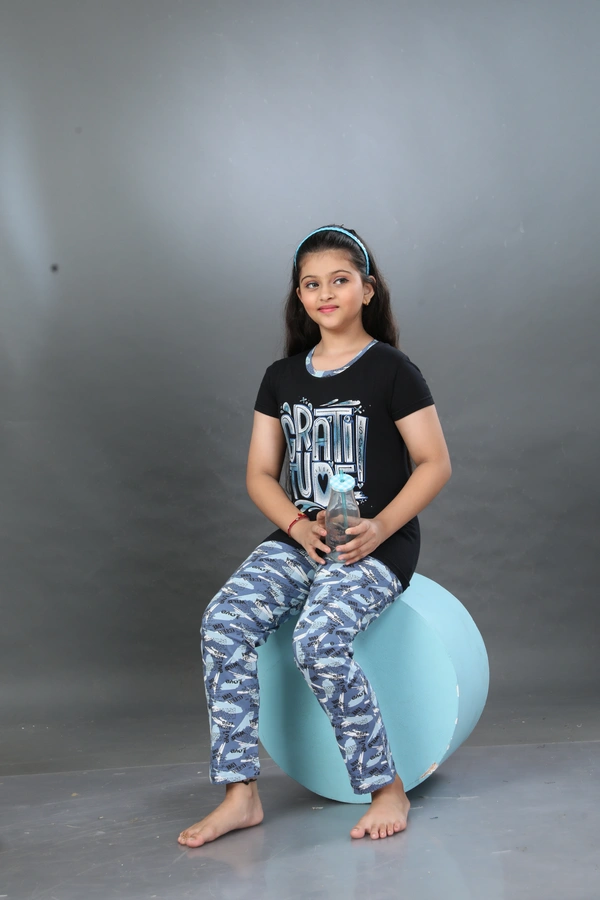 Vee MAX Vee Max Girls Printed Collar Night Suit - Black, 7-8 Yrs