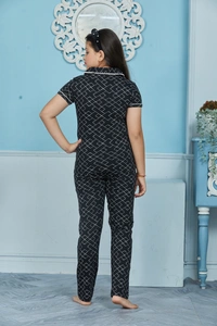 Vee MAX Vee Max Girls Printed Collar Night Suit - Black, 6-7 Yrs