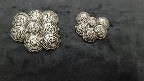 12 round metal buttons in gold and black. They have an embossed design and a shank on the back. Six buttons are larger, and six are smaller. These buttons can be used for coats, blazers, suits, sherwanis, and other Indian dresses. 