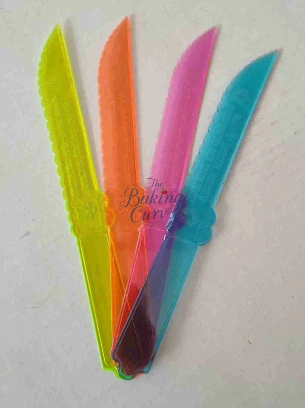 The Baking Curv Plastic Cutting Knife – Durable, Disposable Knife for Cakes, Pastries & Bakery Use
