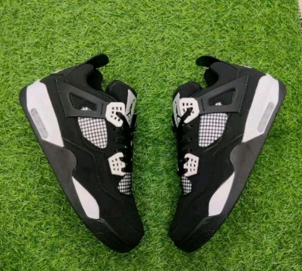 Retro 4 "Black White" - Uk 9