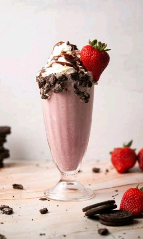 Strawberry With Oreo Shake - Daddy's Cafe