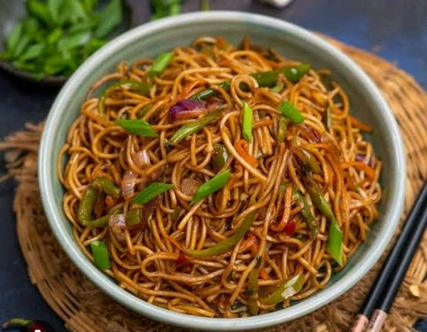 Veg Chilli Garlic Noodles - Daddy's Cafe