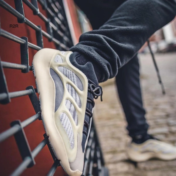 Adidas Yeezy White 700 V3 Glow In Dark - 44