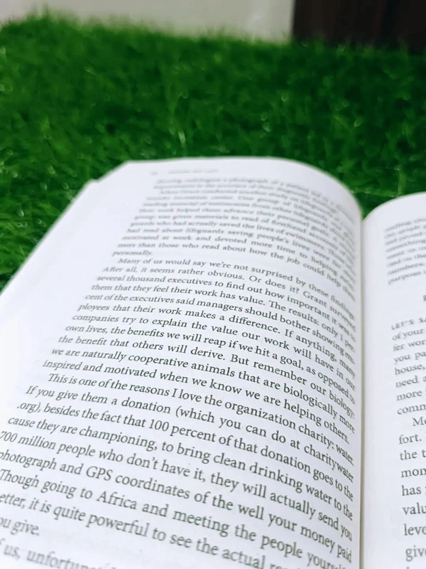 Leaders Eat Last by Simon Sinek – Best Leadership Book on Building Trust, Teams, and Lasting Success