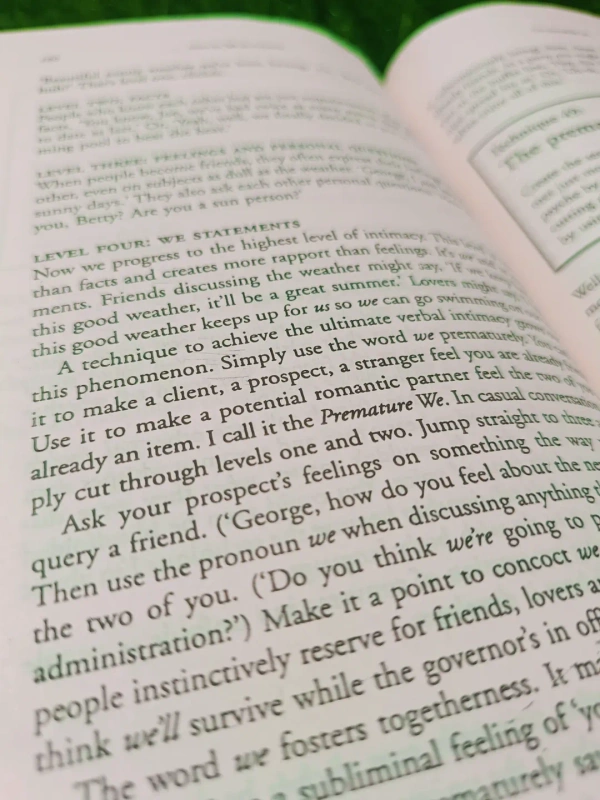 How to Talk to Anyone by Leil Lowndes | Social Skills Book, Communication Confidence Guide, Relationship Building Bestseller