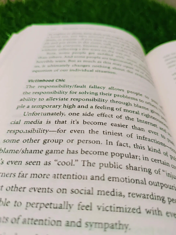 The Subtle Art of Not Giving a F*ck by Mark Manson | No-Nonsense Self-Help Book, Life Advice Bestseller, Mindset Transformation