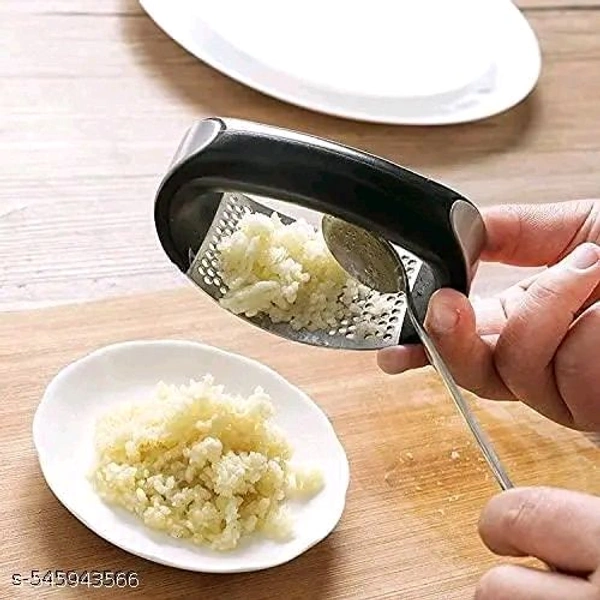 “Crush Garlic Instantly Without Smelly Hands – Chef's Favorite Tool!"