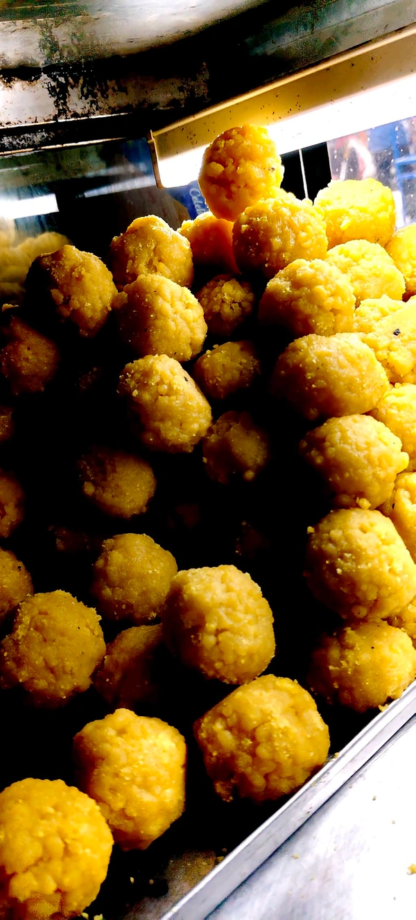  लाडू Ladoo (1kg) 140rs