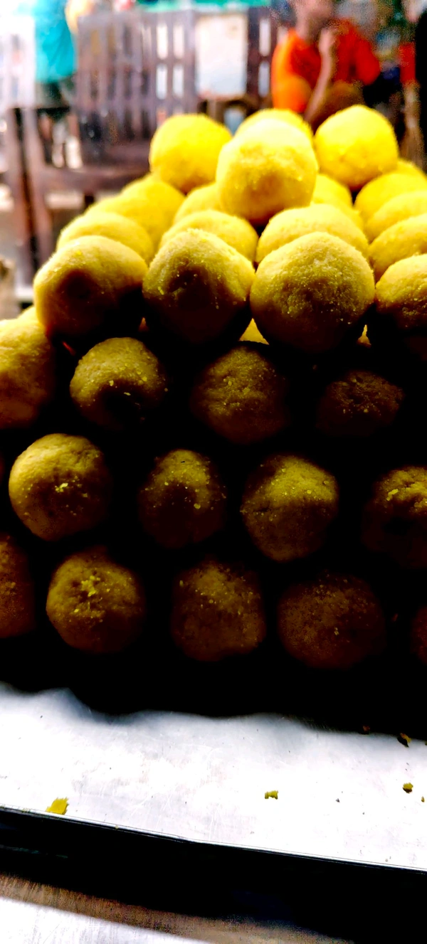 बेसन लाडू Besan Ladoo (1kg) 260rs 