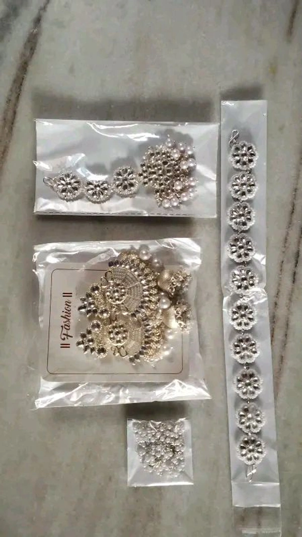 Jumka ,WOMENS NEW RAJSTHANI SISFULL WITH MAGTIKA AND JUMKKA  SET
Name: WOMENS NEW RAJSTHANI SISFULL WITH MAGTIKA AND JUMKKA  SET
Base Metal: Alloy
Plating: Gold Plated
Stone Type: Pearls
Sizing: Adjustable
Type: Maangtika and Earrings
Net Quantity (N): 1
Jhumka Earrings For Women girls Traditional Temple Jewellery for woman
Jhumki Earrings  - Free